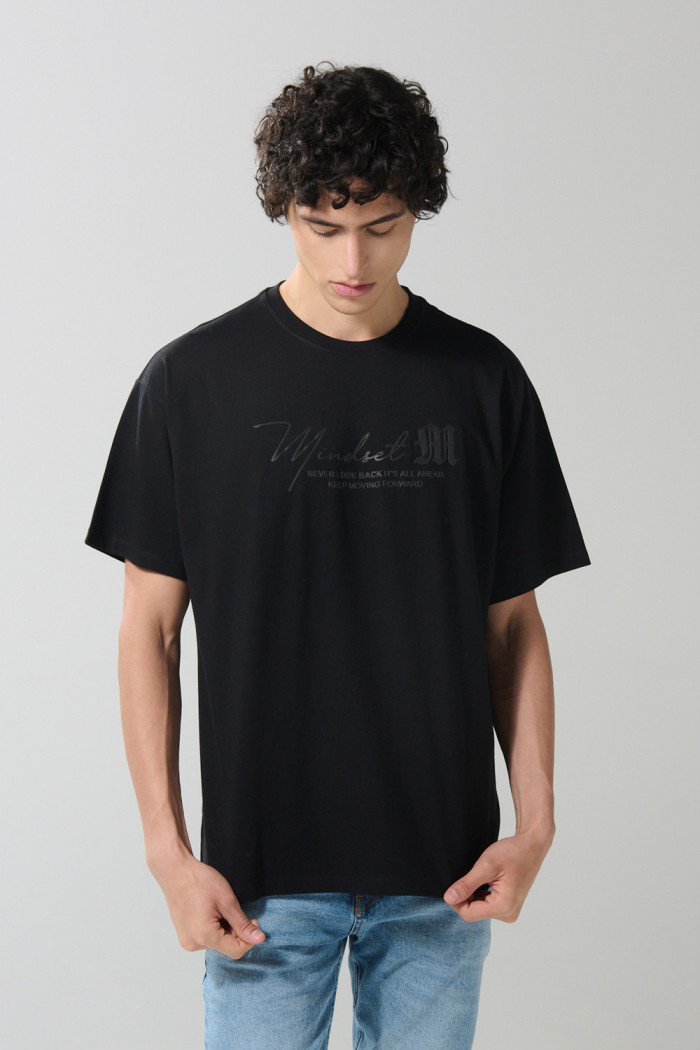 Camiseta negra cuello redondo oversize con diseño college
