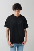 Camiseta negra cuello redondo oversize con diseño college
