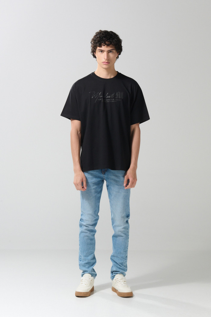 Camiseta negra cuello redondo oversize con diseño college
