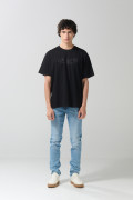 Camiseta negra cuello redondo oversize con diseño college
