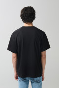 Camiseta negra cuello redondo oversize con diseño college