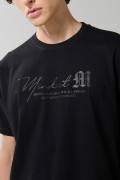 Camiseta negra cuello redondo oversize con diseño college