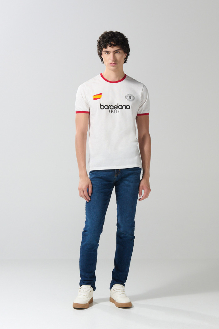 Camiseta manga corta crema college con contrastes rojos
