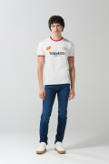 Camiseta manga corta crema college con contrastes rojos