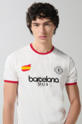Camiseta manga corta crema college con contrastes rojos