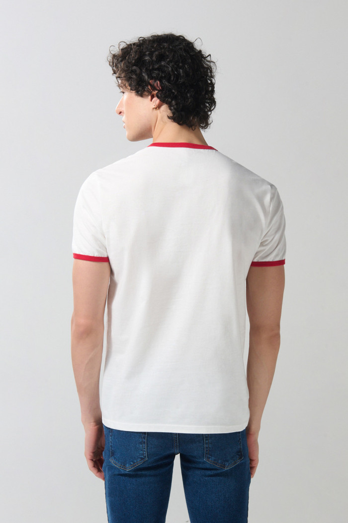 Camiseta manga corta crema college con contrastes rojos
