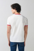 Camiseta manga corta crema college con contrastes rojos