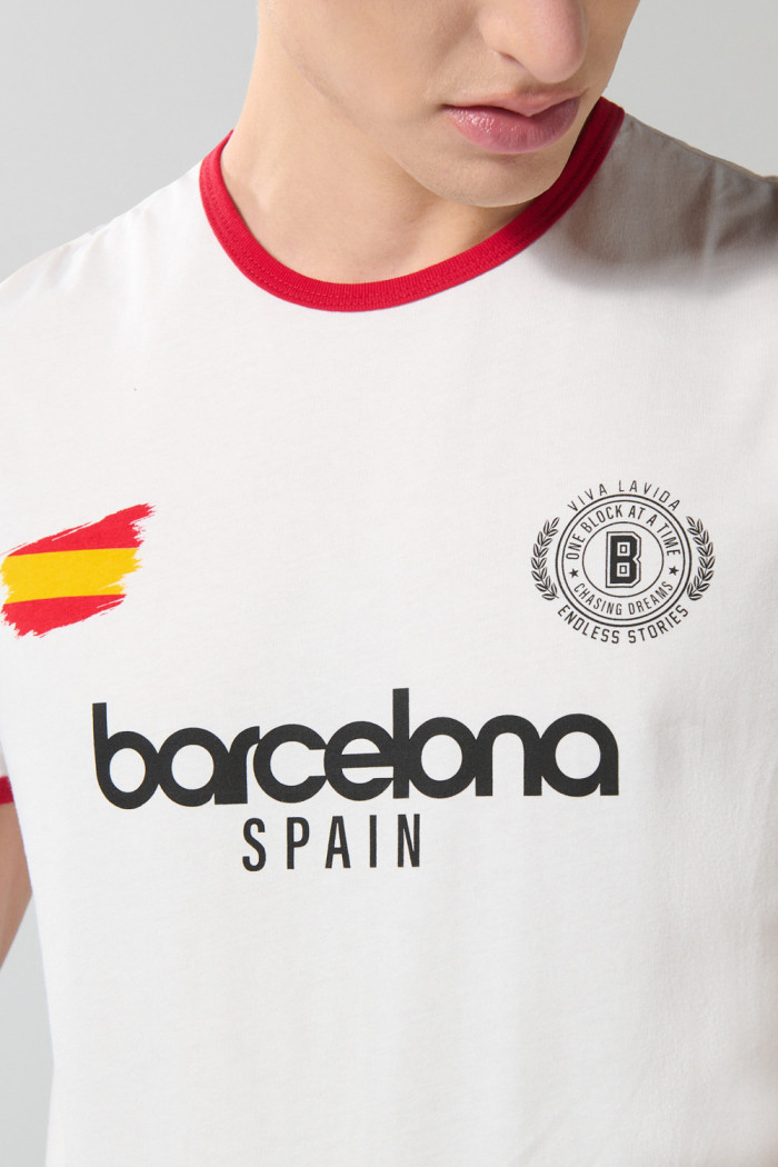 Camiseta manga corta crema college con contrastes rojos