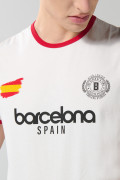 Camiseta manga corta crema college con contrastes rojos