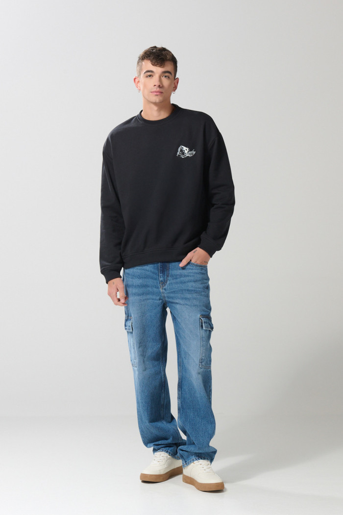Buzo oversize negro cuello redondo con diseño de dados