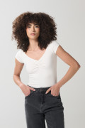 Camiseta unicolor con cuello V y recogido en frente