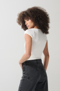 Camiseta unicolor con cuello V y recogido en frente