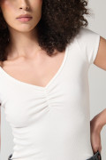 Camiseta unicolor con cuello V y recogido en frente