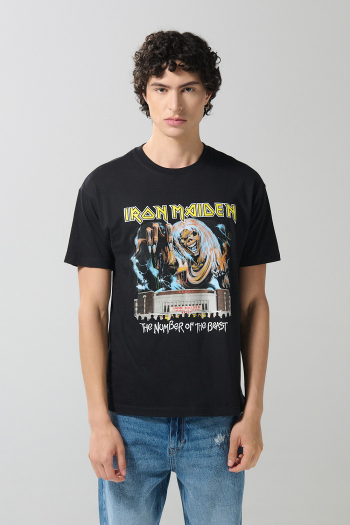 Camiseta negra de Iron Maiden con cuello redondo