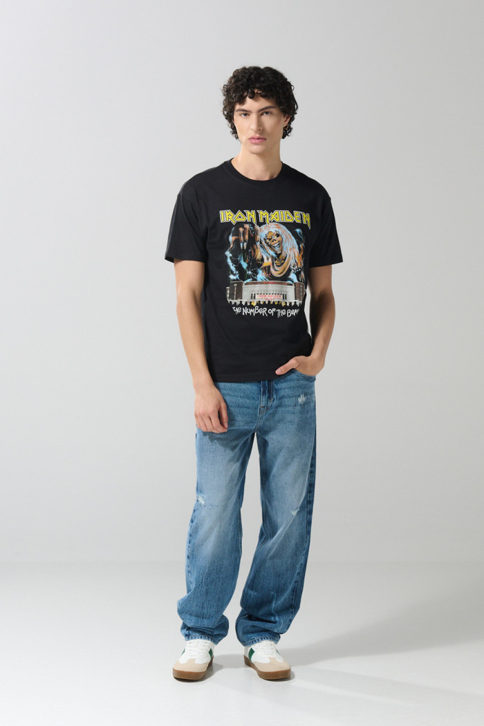 Camiseta negra de Iron Maiden con cuello redondo