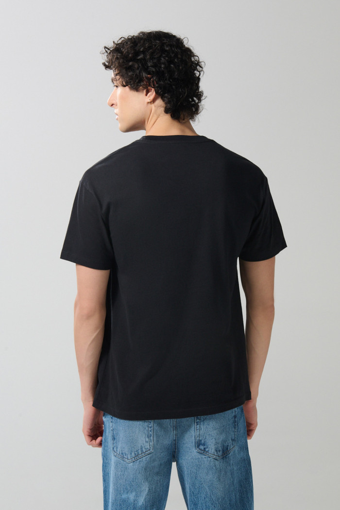 Camiseta negra de Iron Maiden con cuello redondo