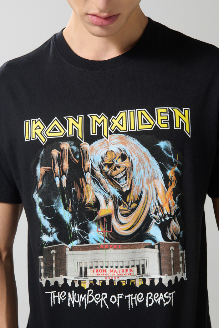 Camiseta negra de Iron Maiden con cuello redondo