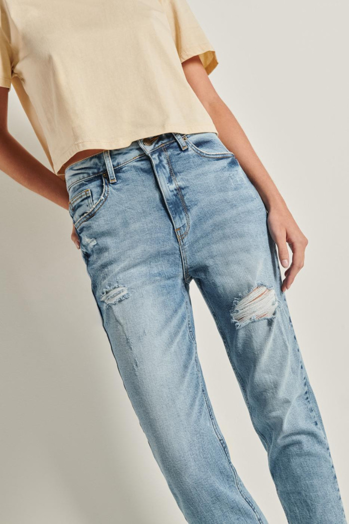 Jean mom azul claro con bota recta y rotos en frente
