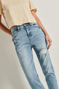 Jean mom azul claro con bota recta y rotos en frente