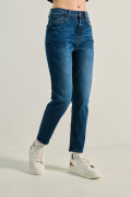Jean mom azul oscuro con súper tiro alto y bota recta