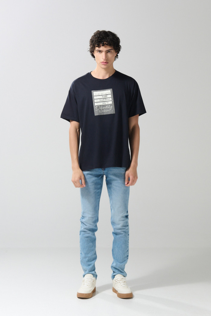 Camiseta oversize azul manga corta con diseño de letrero