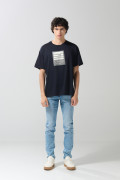 Camiseta oversize azul manga corta con diseño de letrero