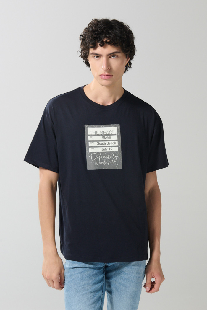 Camiseta oversize azul manga corta con diseño de letrero