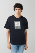 Camiseta oversize azul manga corta con diseño de letrero