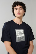 Camiseta oversize azul manga corta con diseño de letrero