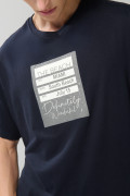 Camiseta oversize azul manga corta con diseño de letrero