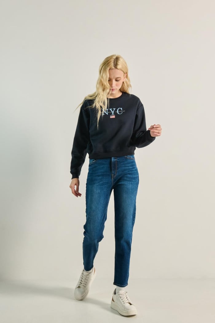 Jean mom azul oscuro con súper tiro alto y bota recta