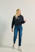 Jean mom azul oscuro con súper tiro alto y bota recta