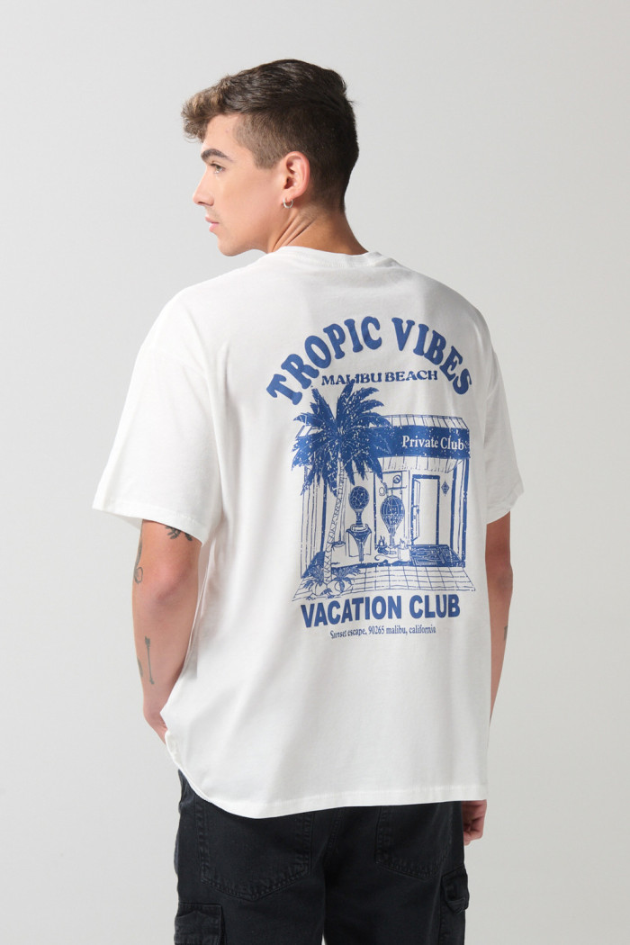 Camiseta oversize crema cuello redondo con arte vintage