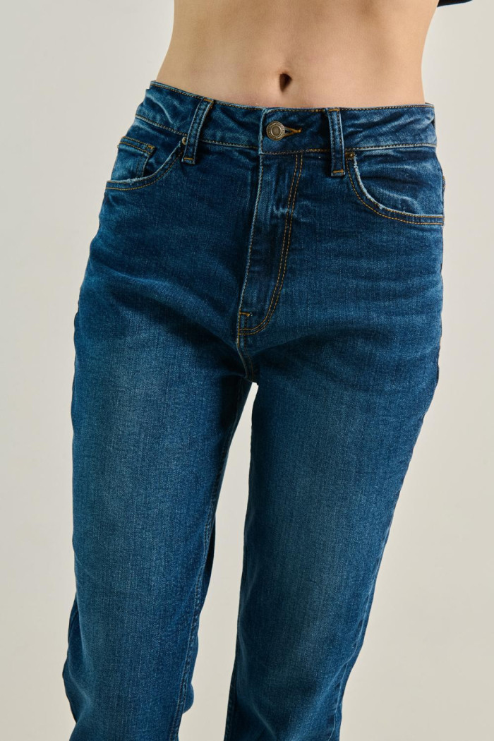 Jean mom azul oscuro con súper tiro alto y bota recta