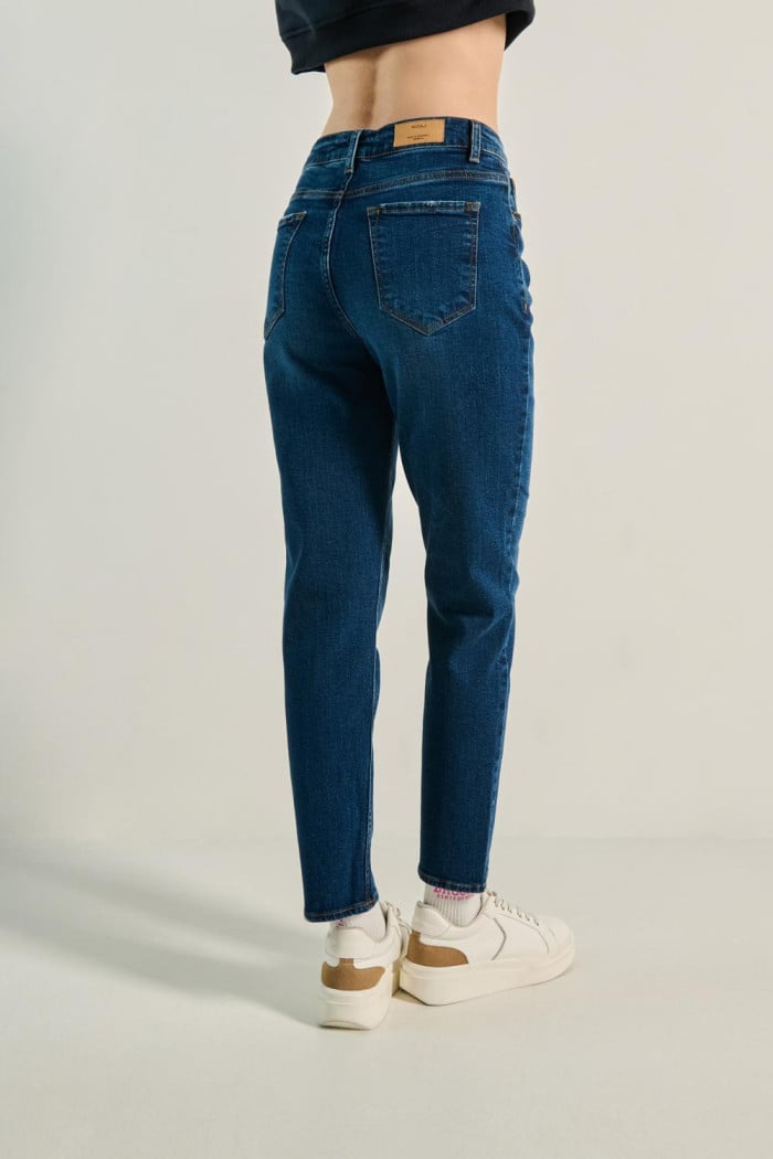 Jean mom azul oscuro con súper tiro alto y bota recta