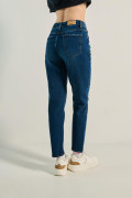 Jean mom azul oscuro con súper tiro alto y bota recta