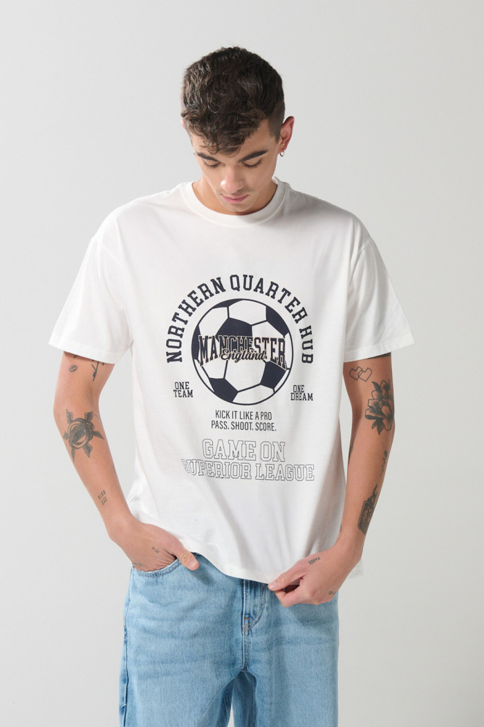 Camiseta crema college deportiva con cuello redondo