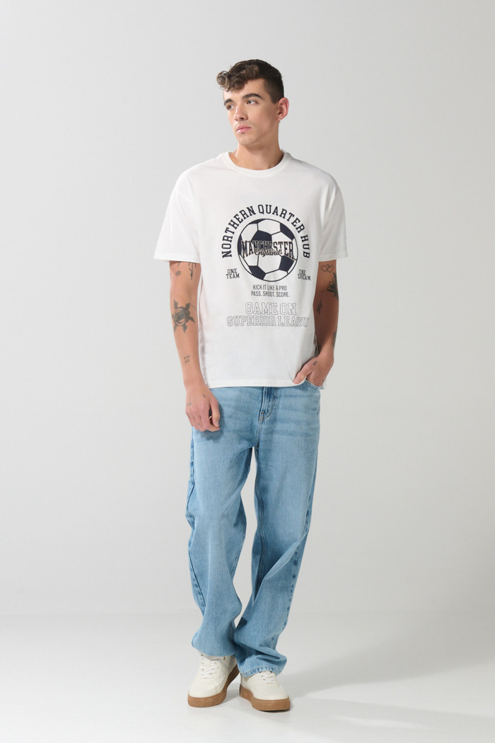 Camiseta crema college deportiva con cuello redondo