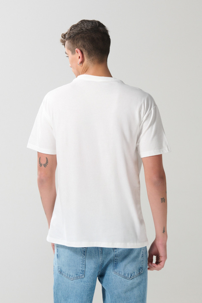 Camiseta crema college deportiva con cuello redondo