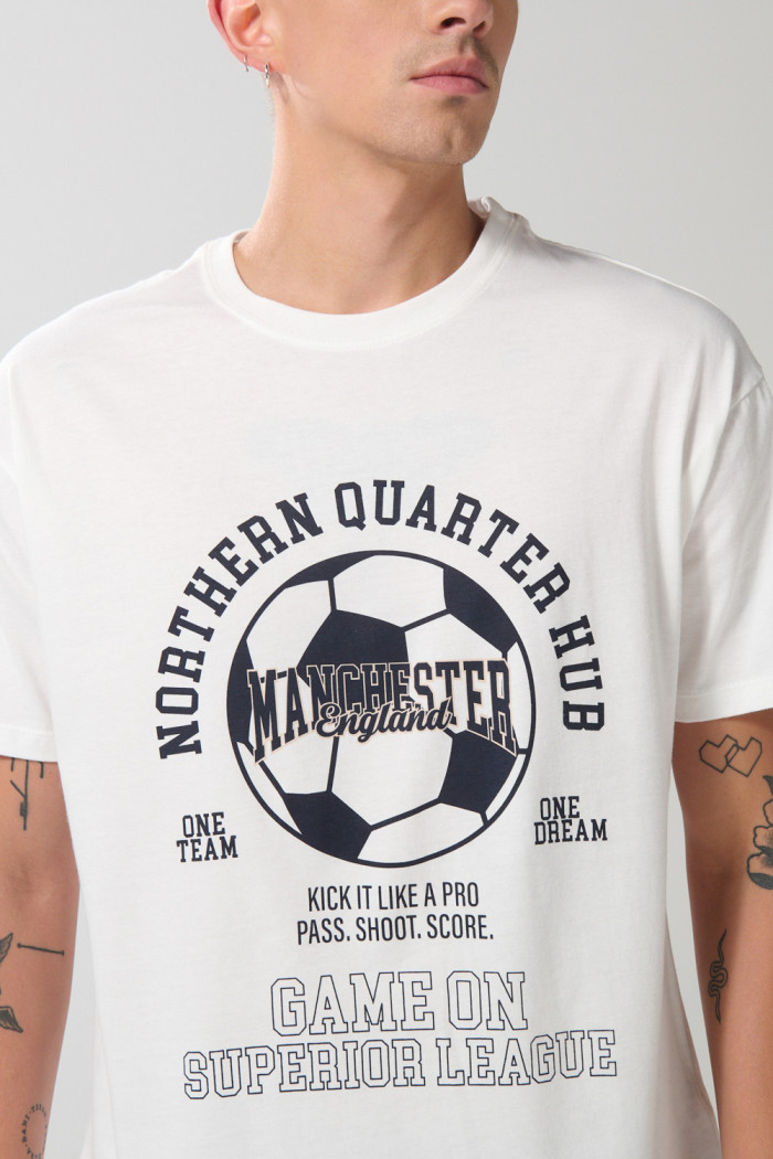 Camiseta crema college deportiva con cuello redondo