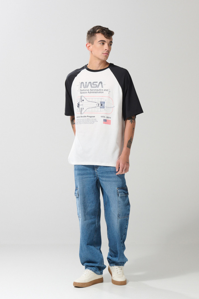 Camiseta de NASA crema clara con manga ranglan corta