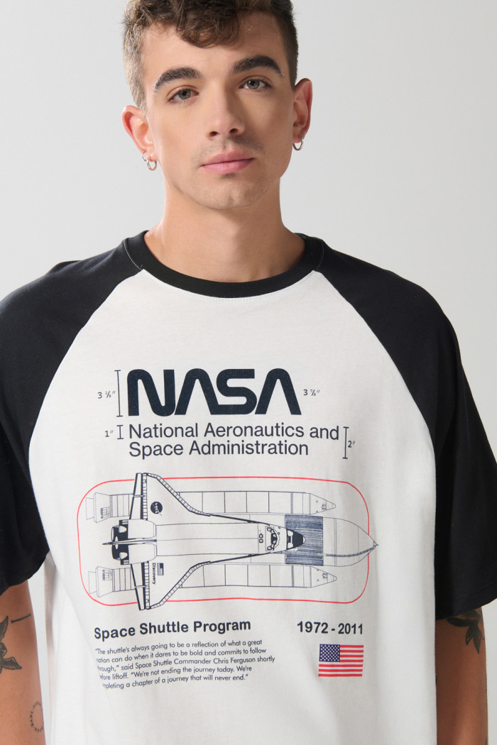 Camiseta de NASA crema clara con manga ranglan corta