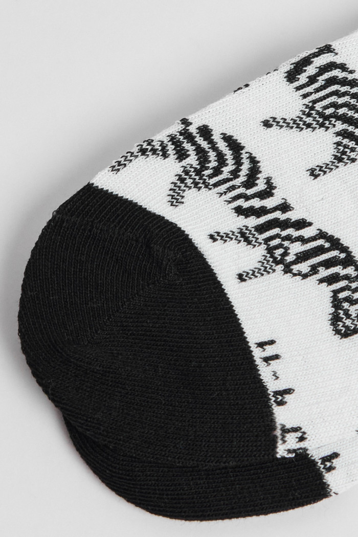 Medias unicolores tobilleras con artes de animal print