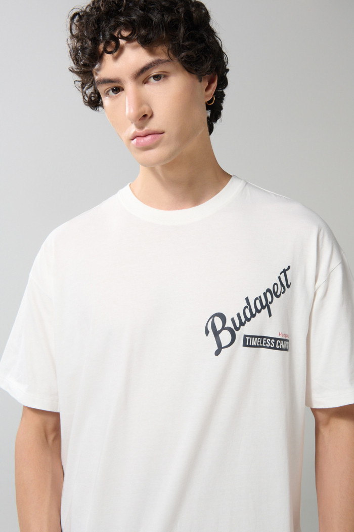 Camiseta crema manga corta oversize con diseños college