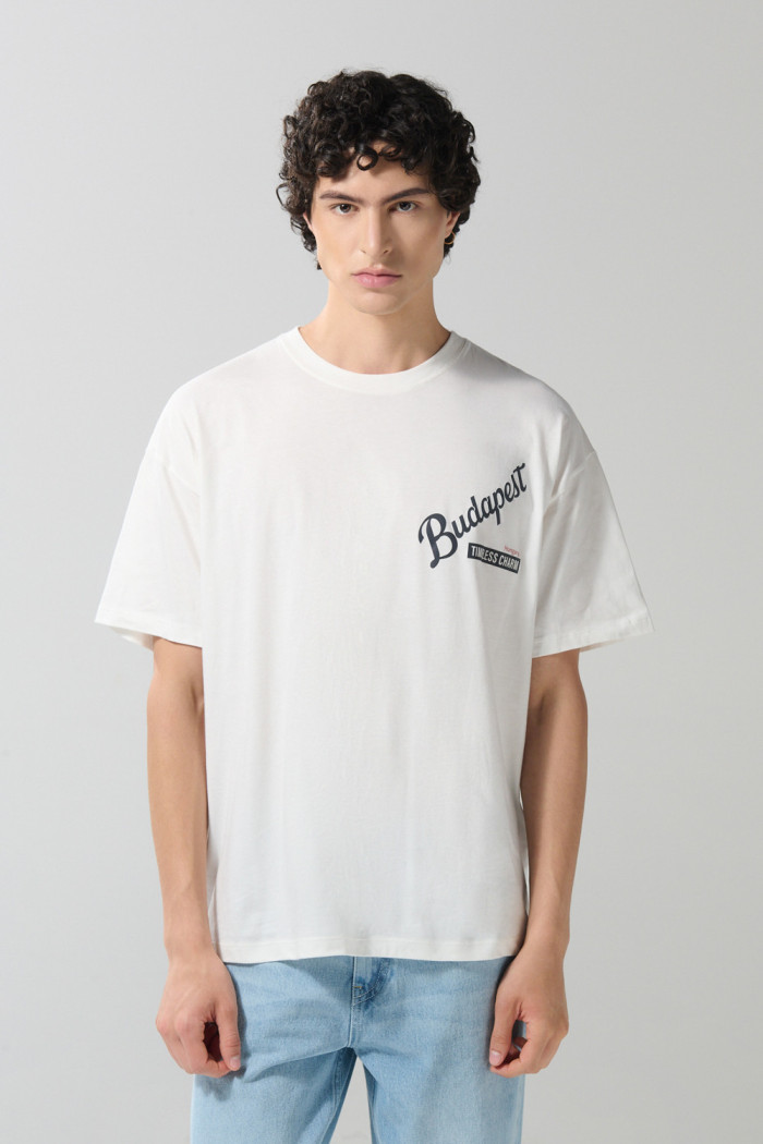 Camiseta crema manga corta oversize con diseños college
