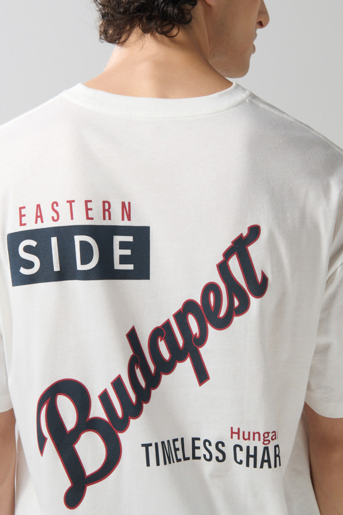 Camiseta crema manga corta oversize con diseños college