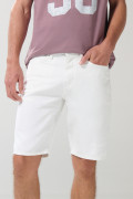 Bermuda tiro bajo playera crema con estampados negros