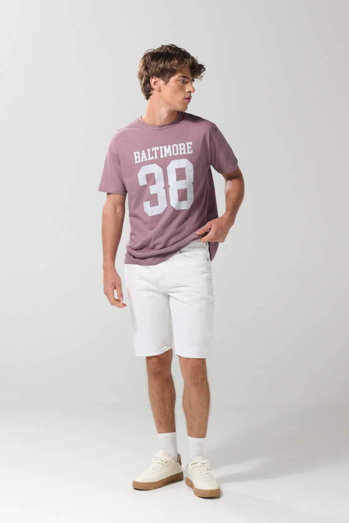 Bermuda tiro bajo playera crema con estampados negros