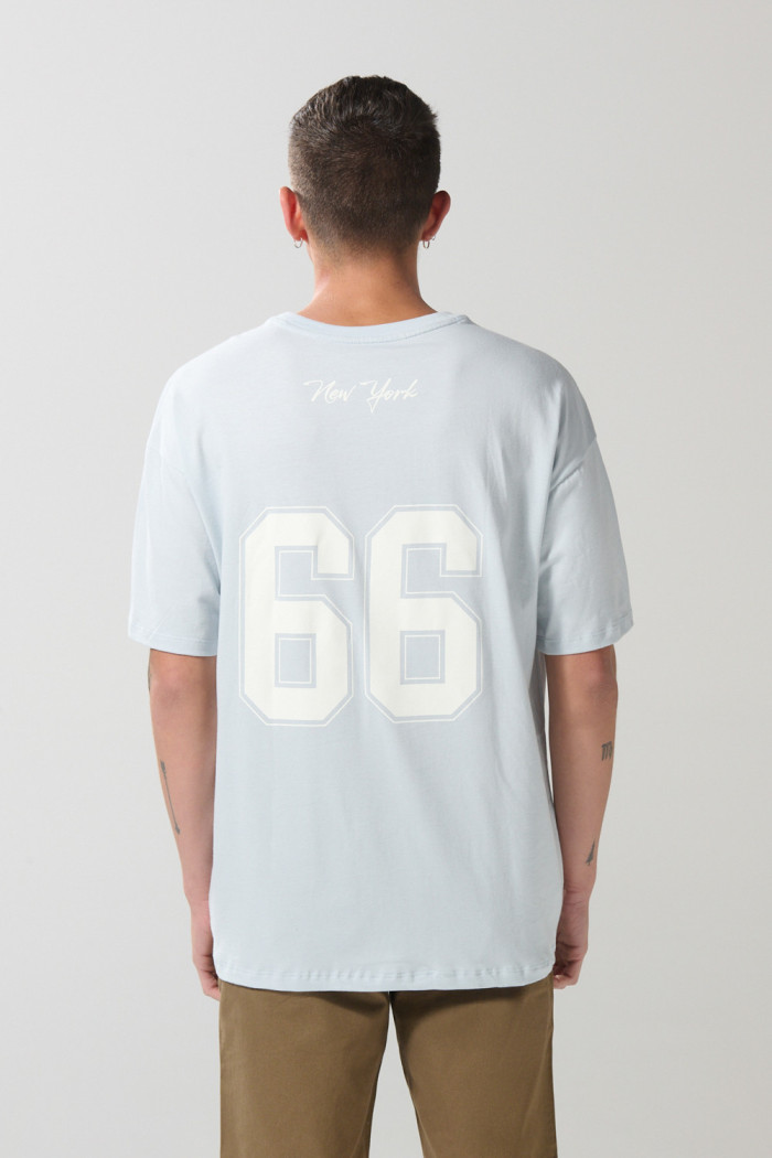 Camiseta oversize azul manga corta con diseños college