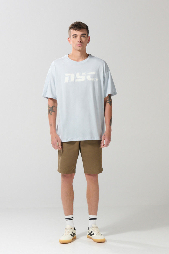 Camiseta oversize azul manga corta con diseños college